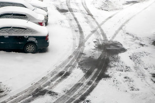 第一场雪沥青路面上过往车辆的痕迹冬天快到了 — 图库照片