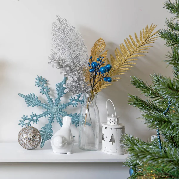 Weihnachtsdekoration Blaue Kunstglitzer Schneeflocke Kerzenständer Und Weiße Figurinen Gimpel Vögel — Stockfoto