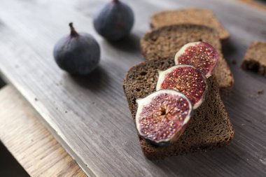 Yünlü kahverengi arka planda bir sürü taze incir. Tropik meyve