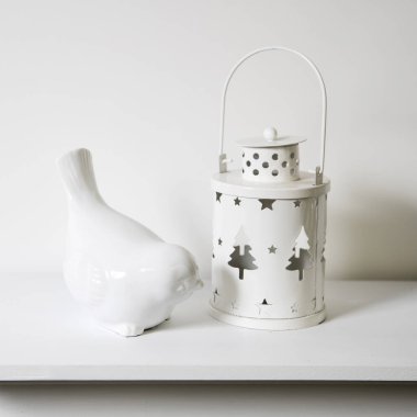 Noel süsü: Mavi sahte simli kar tanesi, mum tutacağı ve porselen beyaz ispinoz kuşu konsolun üzerinde duruyor. Boşluğu kopyala