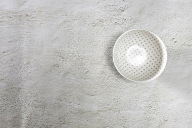 Seramik kase beton bir masanın üstünde. Metin için yer