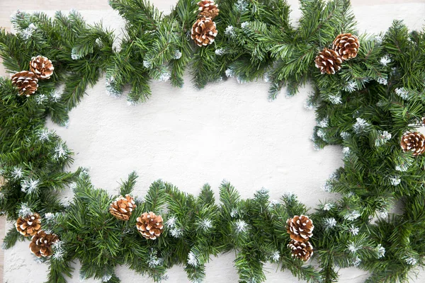 Guirnalda Árbol Navidad Enmarca Espacio Para Inscripción Telón Fondo Cemento —  Fotos de Stock