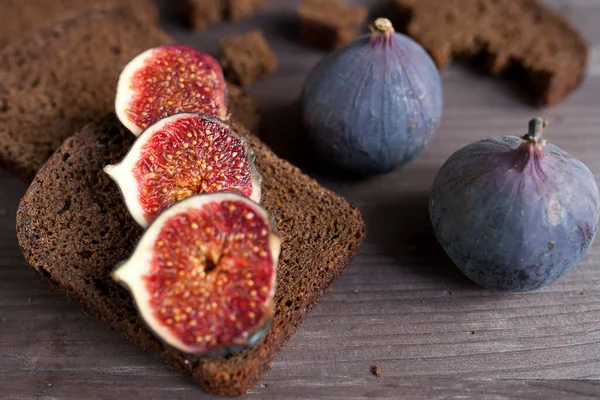 Bunch Fresh Ripe Figs Wodden Brown Background Tropical Fruit — Stock Photo, Image