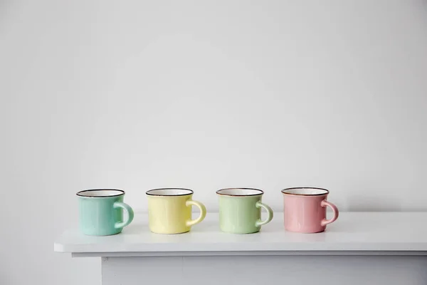 Cuatro Pequeñas Tazas Café Pastel Multicolores Sobre Una Consola Blanca — Foto de Stock