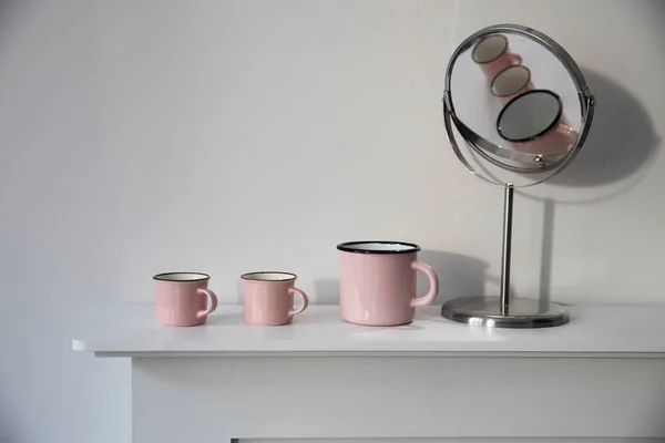 Tre Tazzine Caffè Rosa Pastello Una Console Bianca Sullo Sfondo — Foto Stock