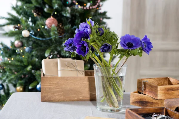 Mazzo Anemoni Blu Vaso Vetro Tavolo Ricoperto Una Tovaglia Grigia — Foto Stock