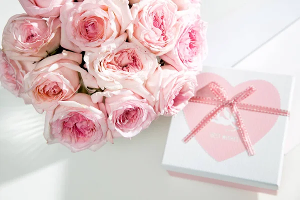 화이트 오하라 발렌타인데 선물로 분홍색 상자와 꽃다발 — 스톡 사진