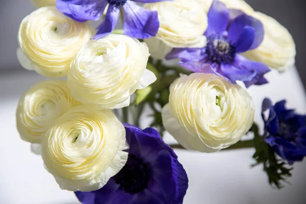 Beyaz Arka Planda Bir Buket Beyaz Ranunculus Mavi Şakayık — Stok fotoğraf