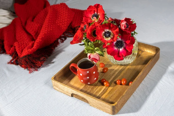 Een Boeket Rode Anemonen Een Glazen Vaas Een Houten Dienblad — Stockfoto