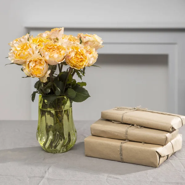 Sträußchen Orangefarbener Rosen Bei Kerzenschein Auf Einer Grauen Tischdecke Auf — Stockfoto