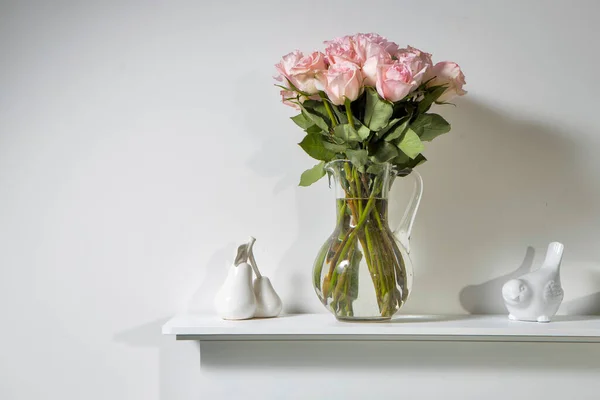 Ramo Rosas Rosadas Jarrón Cristal Figurado Una Consola Chimenea Blanca —  Fotos de Stock