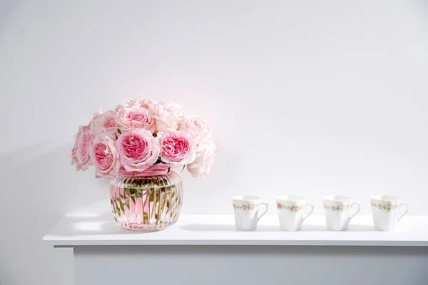 Rose White Pink Hara Glaset Transparent Vas Med För Små — Stockfoto