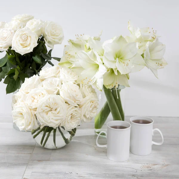 Rosas Blancas Lirio Jarrones Redondos Con Dos Tazas Café Mesa —  Fotos de Stock