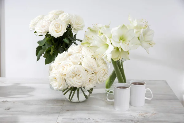 Białe Róże Lilia Okrągłych Wazonach Dwoma Filiżankami Kawy Stole Specjalną — Zdjęcie stockowe