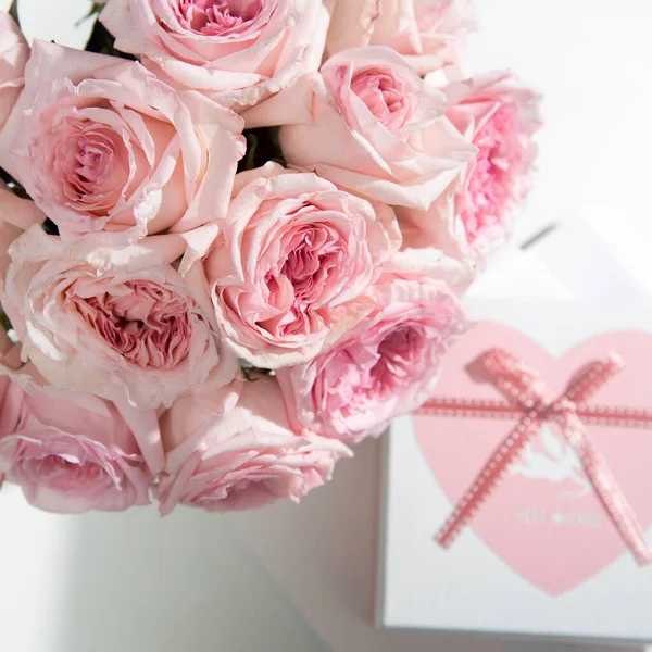화이트 오하라 발렌타인데 선물로 분홍색 장미와 분홍색 상자가 꽃다발 — 스톡 사진