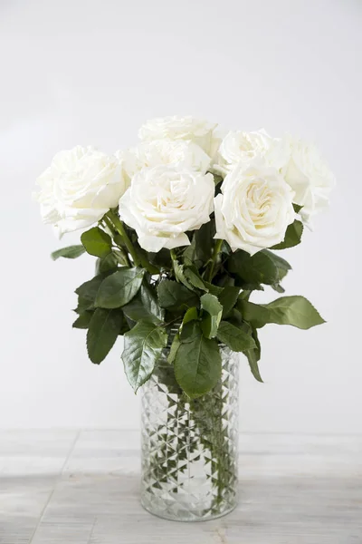 Kytice Bílých Růží Skleněné Váze Béžovém Stole Šedé Stěny Rozumím — Stock fotografie