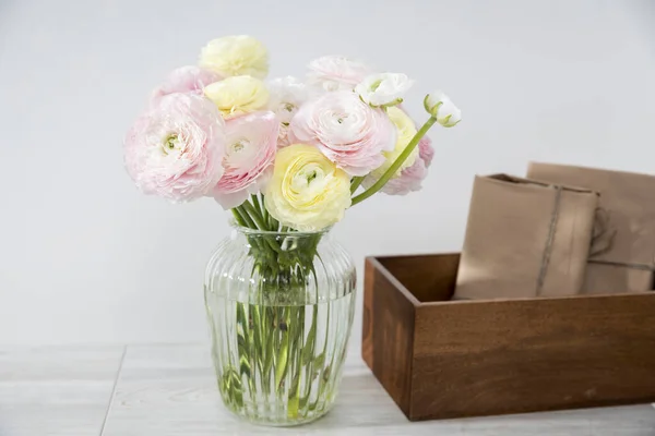 Das Bouquet Der Rosa Und Gelben Persischen Ranunkeln Isoliert Auf — Stockfoto