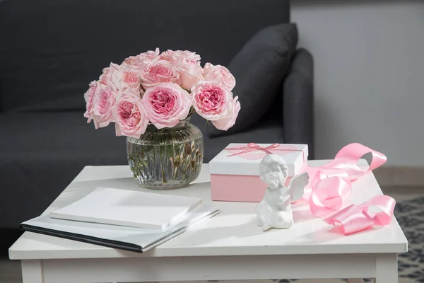 화이트 오하라 분홍색 꽃다발 가슴에 선물을 천사의 발렌타인데이 테이블에 발렌타인 — 스톡 사진