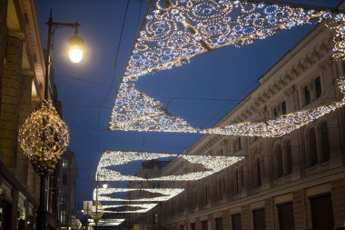 Moskova, Rusya -30 Aralık 2020, sokaklar yılbaşı ışıklarıyla süslenmiş. Orta