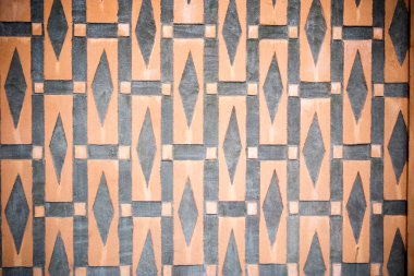 Çatlak eski duvar arka planı, eski duvar. Terk edilmiş beton bir duvarda 70 'ler tarzı geometrik desen.