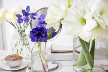 Beyaz güller, ranunculus, mavi şakayıklar, sarımsı düğün çiçekleri, ahşap kutularda yuvarlak vazolar, mutfak dekorasyonu için özel bir durum. Boşluğu kopyala