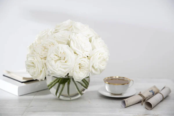 Букет Білих Троянд Круглій Скляній Вазі Столі Чашкою Чаю Книги — стокове фото