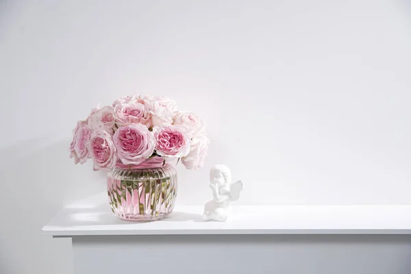 Rosa Branco Rosa Hara Vaso Transparente Vidro Com Estatueta Pássaro — Fotografia de Stock