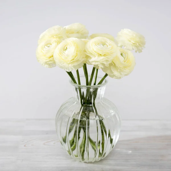 Boeket Witte Gele Ranunculus Een Glazen Vaas Een Lichtgrijze Achtergrond — Stockfoto