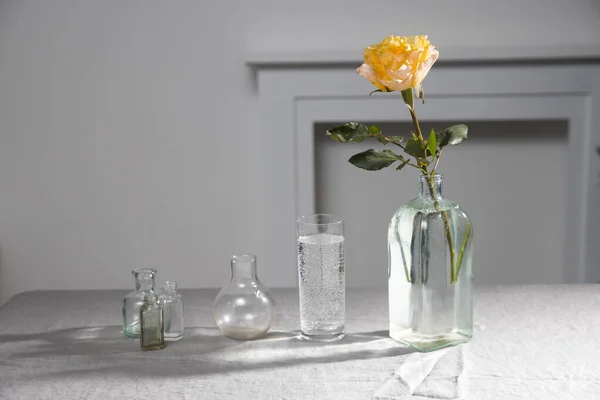 Egy Narancssárga Rózsa Gyertyafény Szürke Abroszon Asztalon Fehér Fal Mellett — Stock Fotó