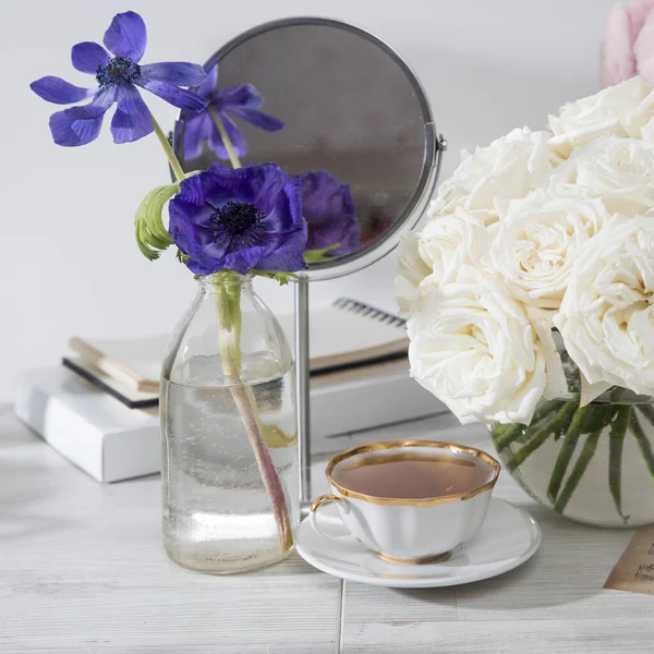 Weiße Rosen Blaue Anemonen Runden Vasen Auf Dem Tisch Für — Stockfoto