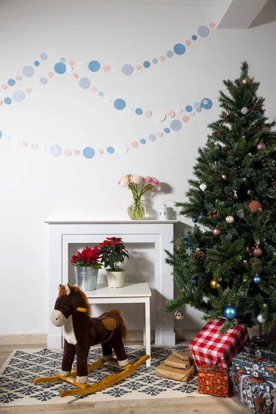 Bouguet Ranunculus Jarrón Junto Fondo Árbol Navidad Chimenea Fondo Una — Foto de Stock