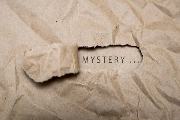 Descubrir Misterio Hay Agujero Papel Artesanal Palabra Misterio Está Impresa — Foto de Stock