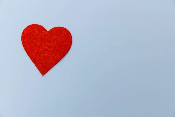 Μια Μοναχική Κόκκινη Καρδιά Τσόχα Είναι Ένα Μπλε Φόντο Διακόσμηση — Φωτογραφία Αρχείου