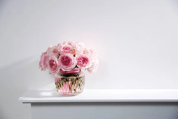 Rose White Pink Hara Vaso Transparente Vidro Redondo Está Lareira — Fotografia de Stock