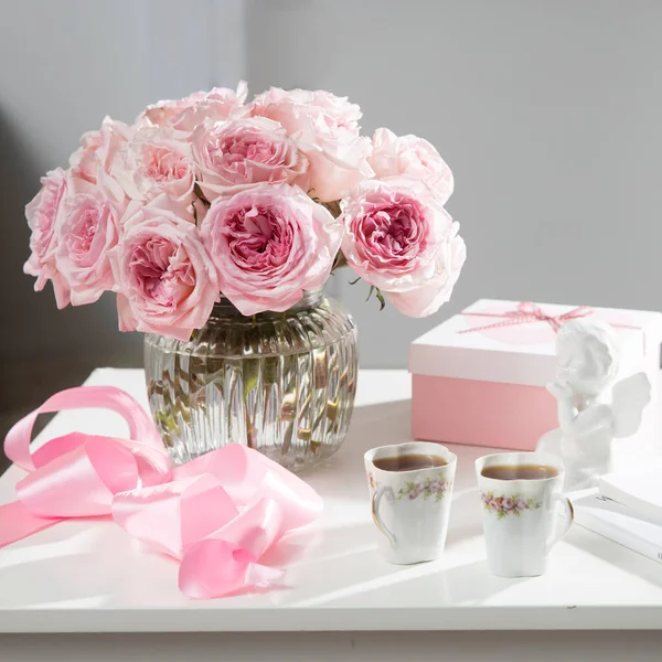 Rose White Pink Hara Bukett Rosa Rosor Vas Två Porslin — Stockfoto