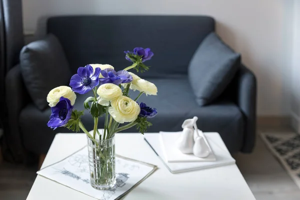 Beyaz Bir Masadaki Vazoda Bir Buket Beyaz Ranunculus Mavi Şakayık — Stok fotoğraf