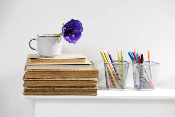 Une Anémone Bleue Dans Une Tasse Céramique Sur Une Pile — Photo