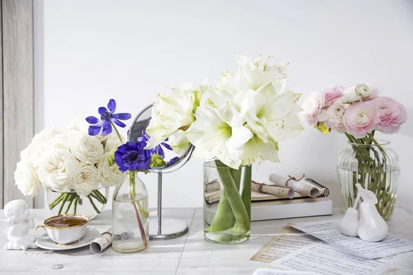 Weiße Rosen Hahnenfuß Blaue Anemonen Gelbliche Ranunkeln Lilien Runden Vasen — Stockfoto