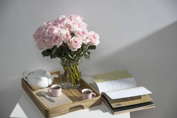 Ροζ Χάρα Μπουκέτο Ροζ Τριαντάφυλλα Γυάλινο Βάζο Λευκή Τσαγιέρα Και — Φωτογραφία Αρχείου
