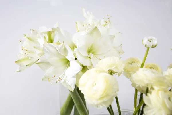 Strauß Weißer Lilien Einer Hohen Glasvase Auf Einem Beigen Tisch — Stockfoto