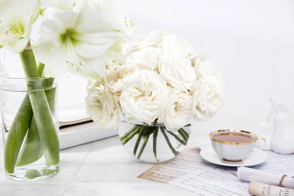 Rosas Blancas Lirio Jarrones Redondos Con Dos Tazas Café Mesa — Foto de Stock