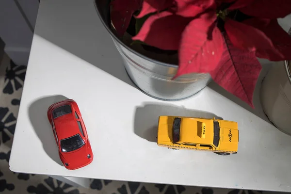 Deux Voitures Miniatures Taxi Jaune Taxi Rouge Sur Une Table — Photo