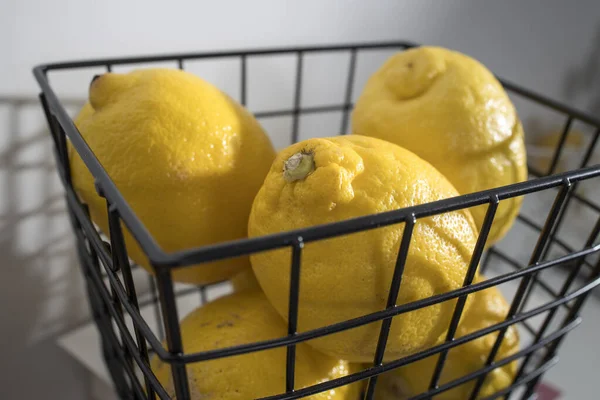 Los Limones Amarillos Están Una Cesta Cuadrada Metal Negro Sobre — Foto de Stock