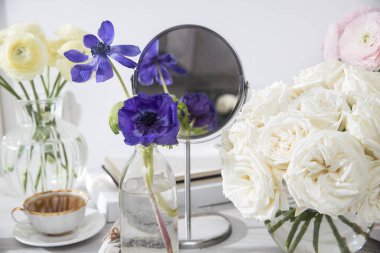 Beyaz güller, ranunculus, mavi şakayıklar, sarımsı düğün çiçekleri, ahşap kutularda yuvarlak vazolar, mutfak dekorasyonu için özel bir durum. Boşluğu kopyala