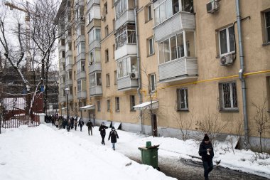 Moskova, Rusya - 31 Ocak 2021, Toplu Protestolardan Navalny 'nin Serbest Bırakılması Çağrısı. Polis şehri kapatırken, insanlar avluda yürüyor. Siyasi tutukluların serbest bırakılması için barışçıl yürüyüş