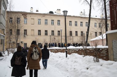 Moskova, Rusya - 31 Ocak 2021, Toplu Protestolardan Navalny 'nin Serbest Bırakılması Çağrısı. Polis şehri kapatırken, insanlar avluda yürüyor. Siyasi tutukluların serbest bırakılması için barışçıl yürüyüş