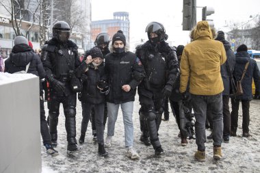 Moskova, Rusya - 31 Ocak 2021, Rusya 'daki toplu protestolardan Aleksey Navalny' nin salıverilmesi istendi. Polis bir protestanı tutukladı - çift: genç - kız ve erkek.