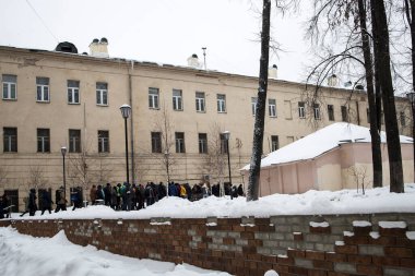 Moskova, Rusya - 31 Ocak 2021, Toplu Protestolardan Navalny 'nin Serbest Bırakılması Çağrısı. Polis şehri kapatırken, insanlar avluda yürüyor. Siyasi tutukluların serbest bırakılması için barışçıl yürüyüş