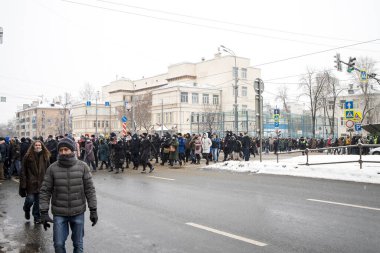 Moskova, Rusya - 31 Ocak 2021, Toplu Protestolardan Navalny 'nin Serbest Bırakılması Çağrısı. Polis şehri kapatırken, insanlar avluda yürüyor. Siyasi tutukluların serbest bırakılması için barışçıl yürüyüş