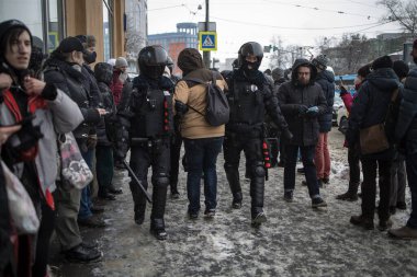 Moskova, Rusya - 31 Ocak 2021, Rusya 'daki toplu protestolardan Aleksey Navalny' nin salıverilmesi istendi. Polis bir Protestanı tutukladı